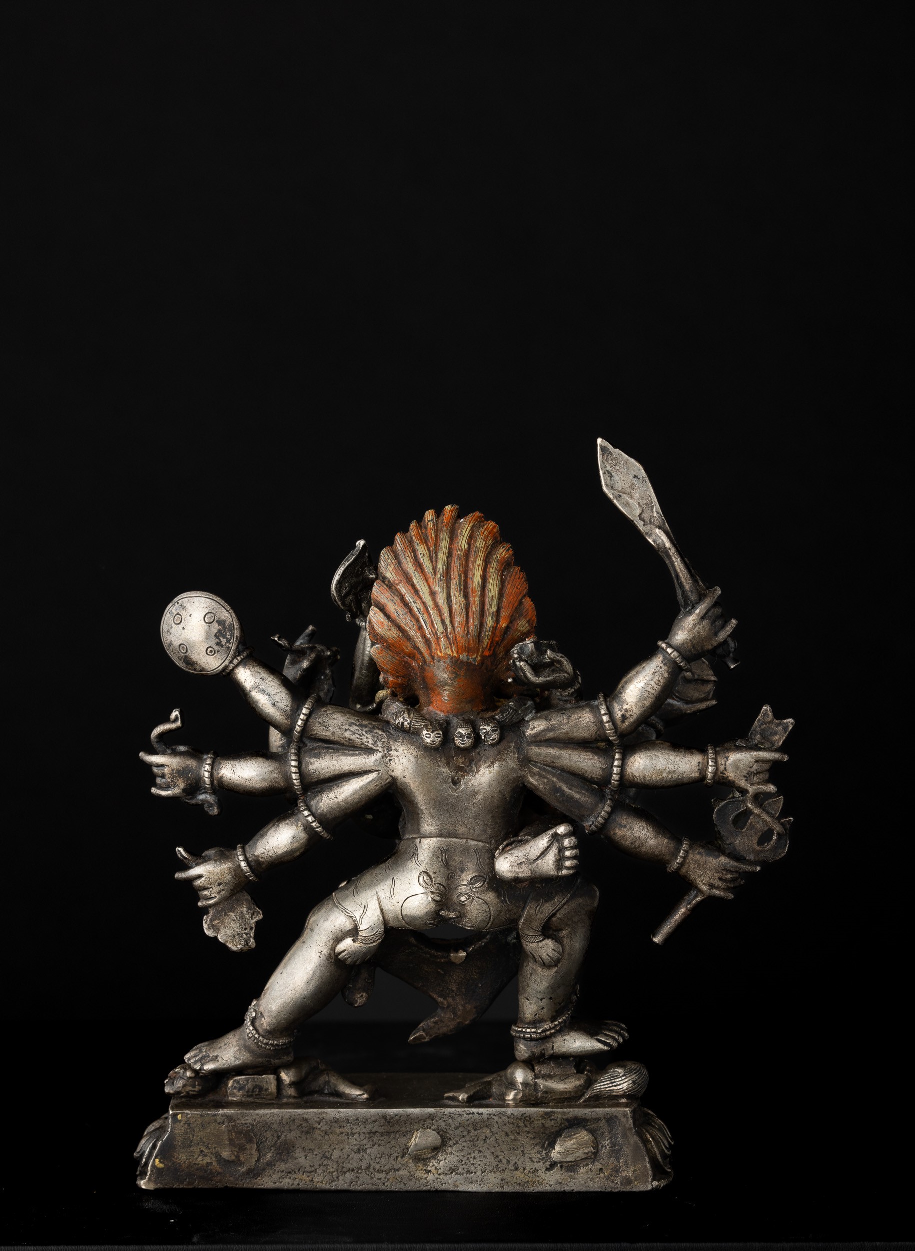 Figura di Mahakala Yab-yum in Argento su Fiore di Loto con Tracce di Policromia, Tibet, XVIII Sec...