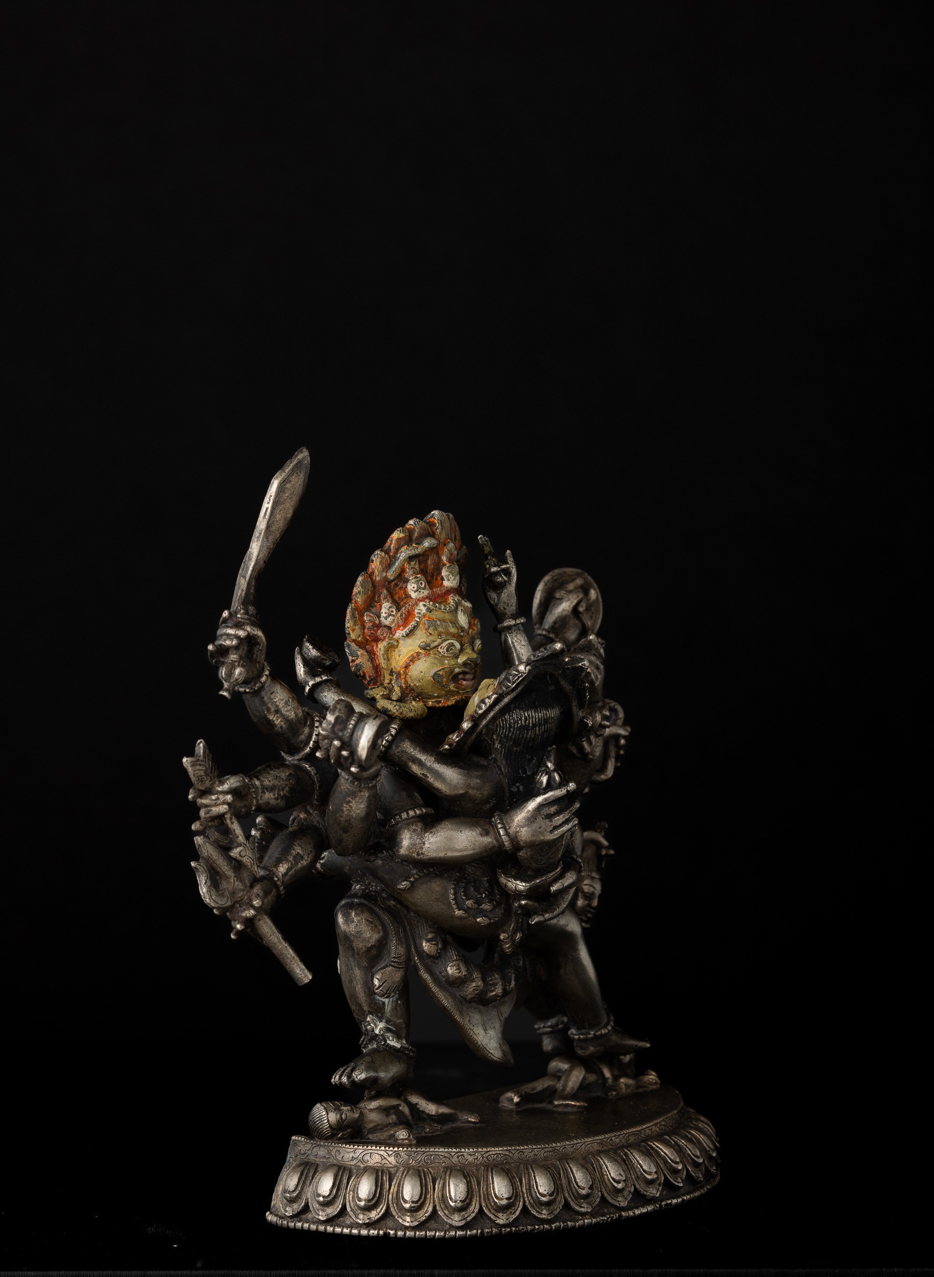 Figura di Mahakala Yab-yum in Argento su Fiore di Loto con Tracce di Policromia, Tibet, XVIII Sec...