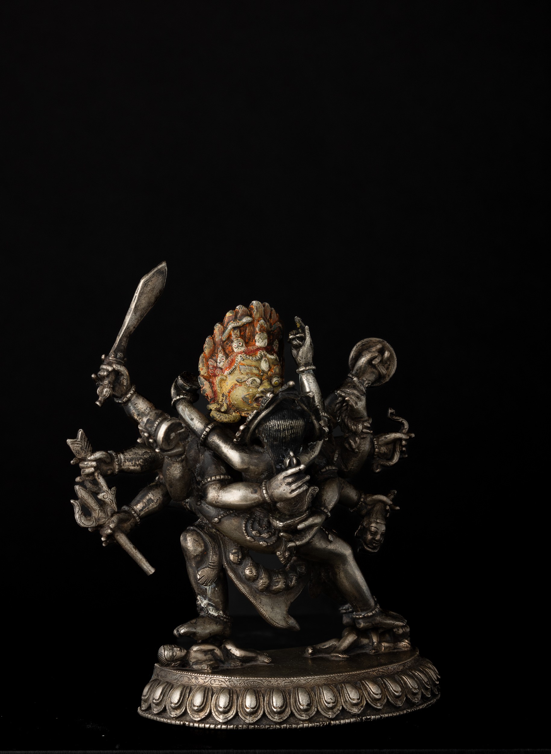 Figura di Mahakala Yab-yum in Argento su Fiore di Loto con Tracce di Policromia, Tibet, XVIII Sec...