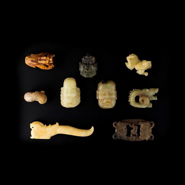 Lotto composto di 9 figure in giada, raffiguranti 3 teste scolpite,  drago, 4 animaletti e una placca traforata, Cina, Dinastia Qing (1644-1912)