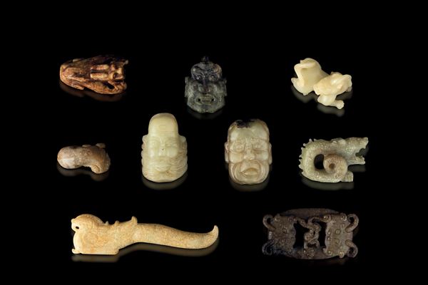 Lotto composto di 9 figure in giada, raffiguranti 3 teste scolpite,  drago, 4 animaletti e una placca traforata, Cina, Dinastia Qing (1644-1912)
