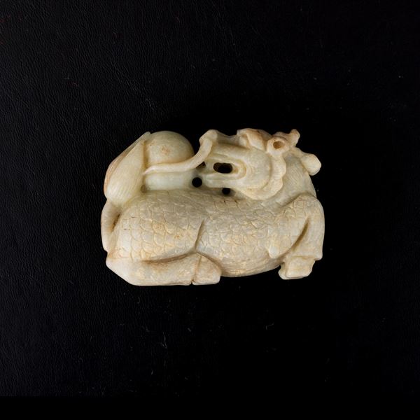 Figura in giada scolpita raffigurante drago, Cina, Dianstia Qing (1644-1912)