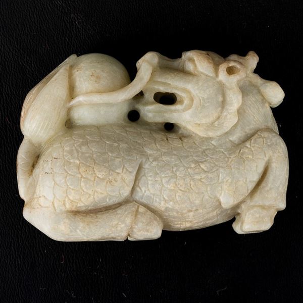Figura in giada scolpita raffigurante drago, Cina, Dianstia Qing (1644-1912)