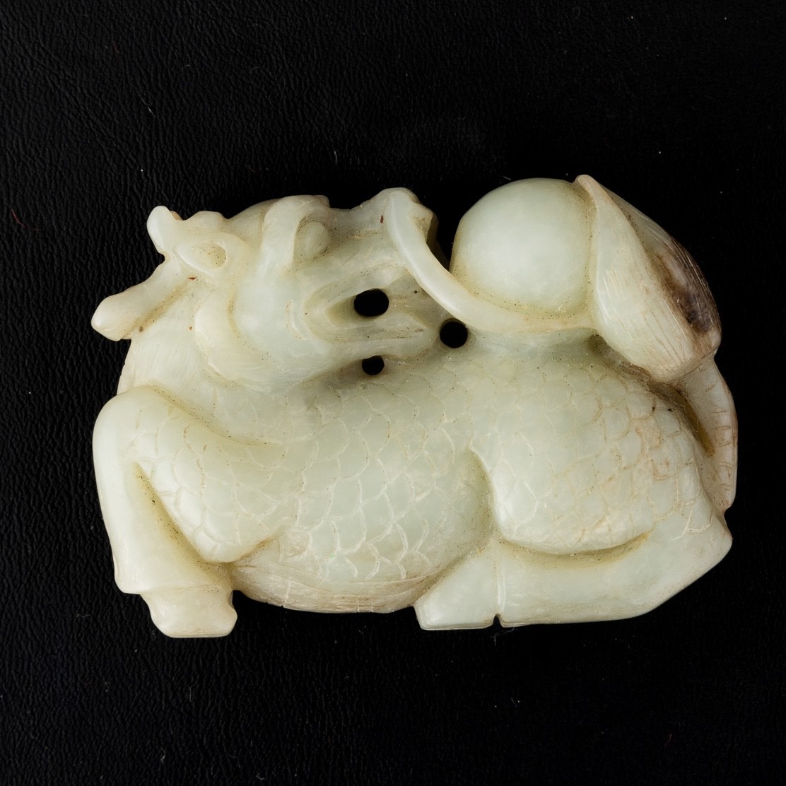 Figura in giada scolpita raffigurante drago, Cina, Dianstia Qing (1644-1912)