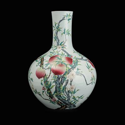 Grande Vaso a Bottiglia in Porcellana Decorato a Pesce con Rami e Fiori di Pesco, Cina, Dinastia ...