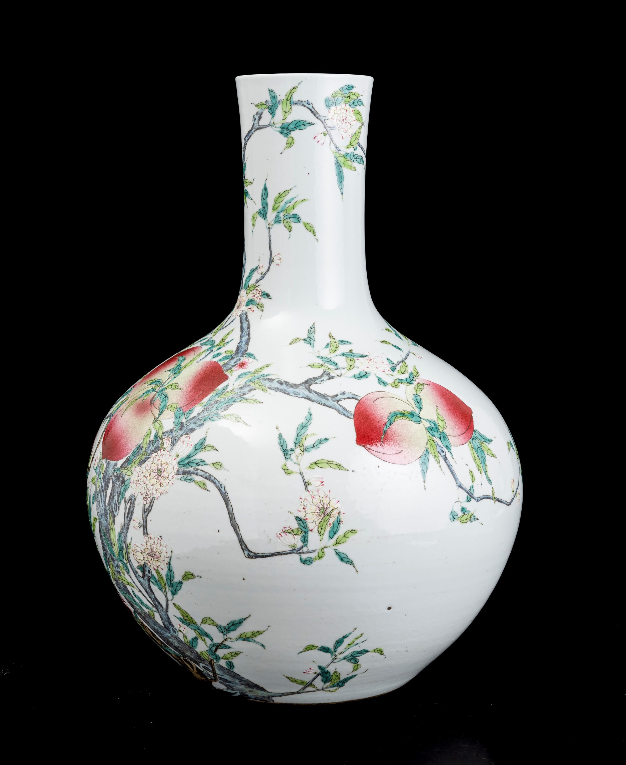 Grande Vaso a Bottiglia in Porcellana Decorato a Pesce con Rami e Fiori di Pesco, Cina, Dinastia ...