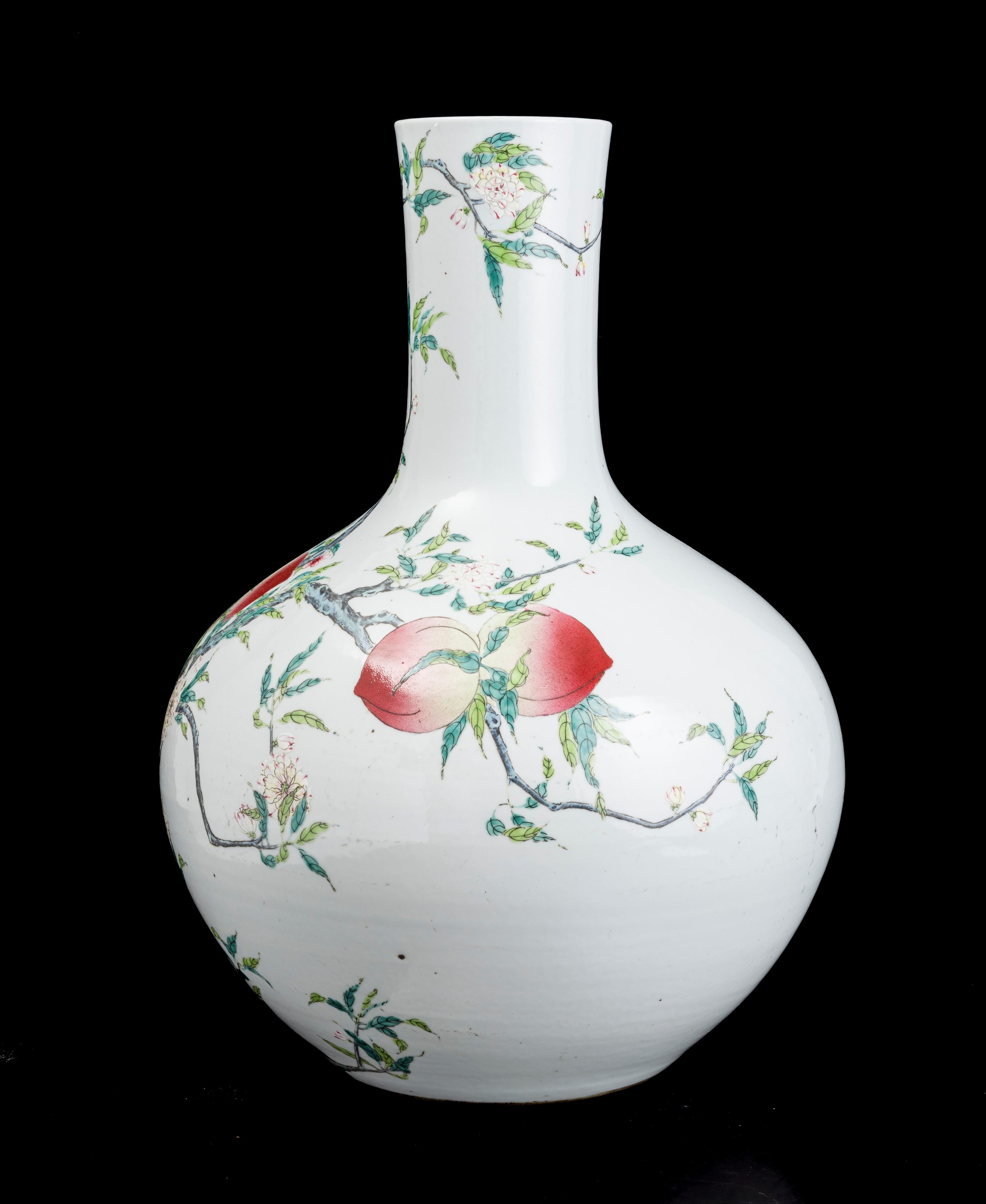 Grande Vaso a Bottiglia in Porcellana Decorato a Pesce con Rami e Fiori di Pesco, Cina, Dinastia ...