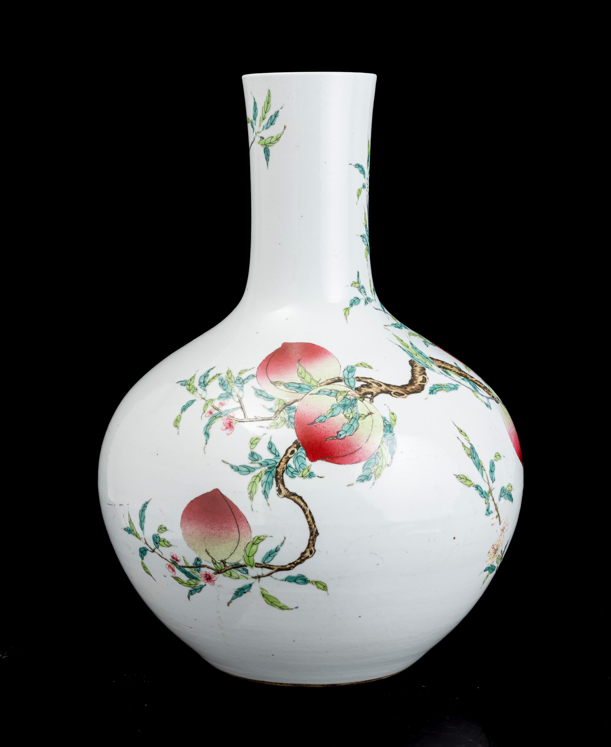 Grande Vaso a Bottiglia in Porcellana Decorato a Pesce con Rami e Fiori di Pesco, Cina, Dinastia ...
