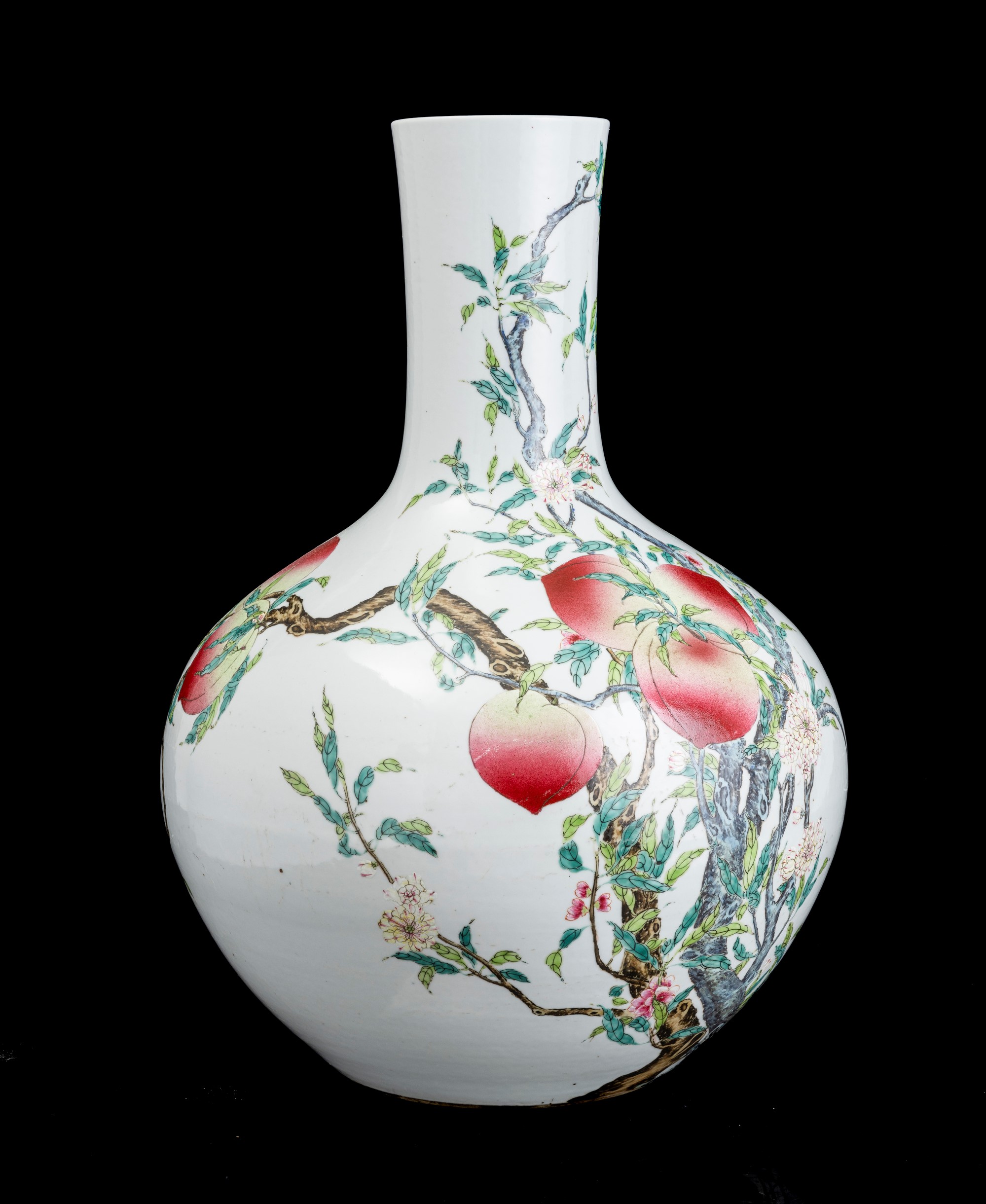 Grande Vaso a Bottiglia in Porcellana Decorato a Pesce con Rami e Fiori di Pesco, Cina, Dinastia ...