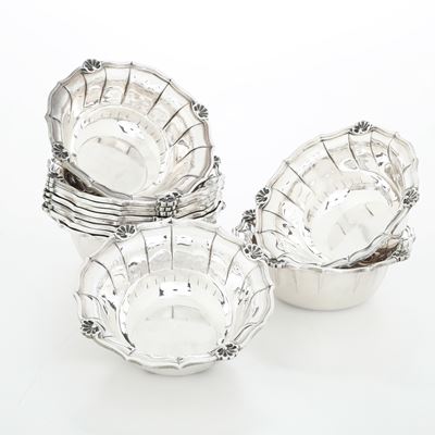 Andrea Micheletto, Dodici coppette lavadita - Argento fuso e sagomato, Milano, XX secolo