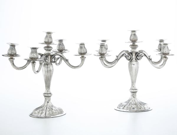 Coppia di candelabri. Argenteria milanese del XX secolo per gioielleria Cipollina Genova