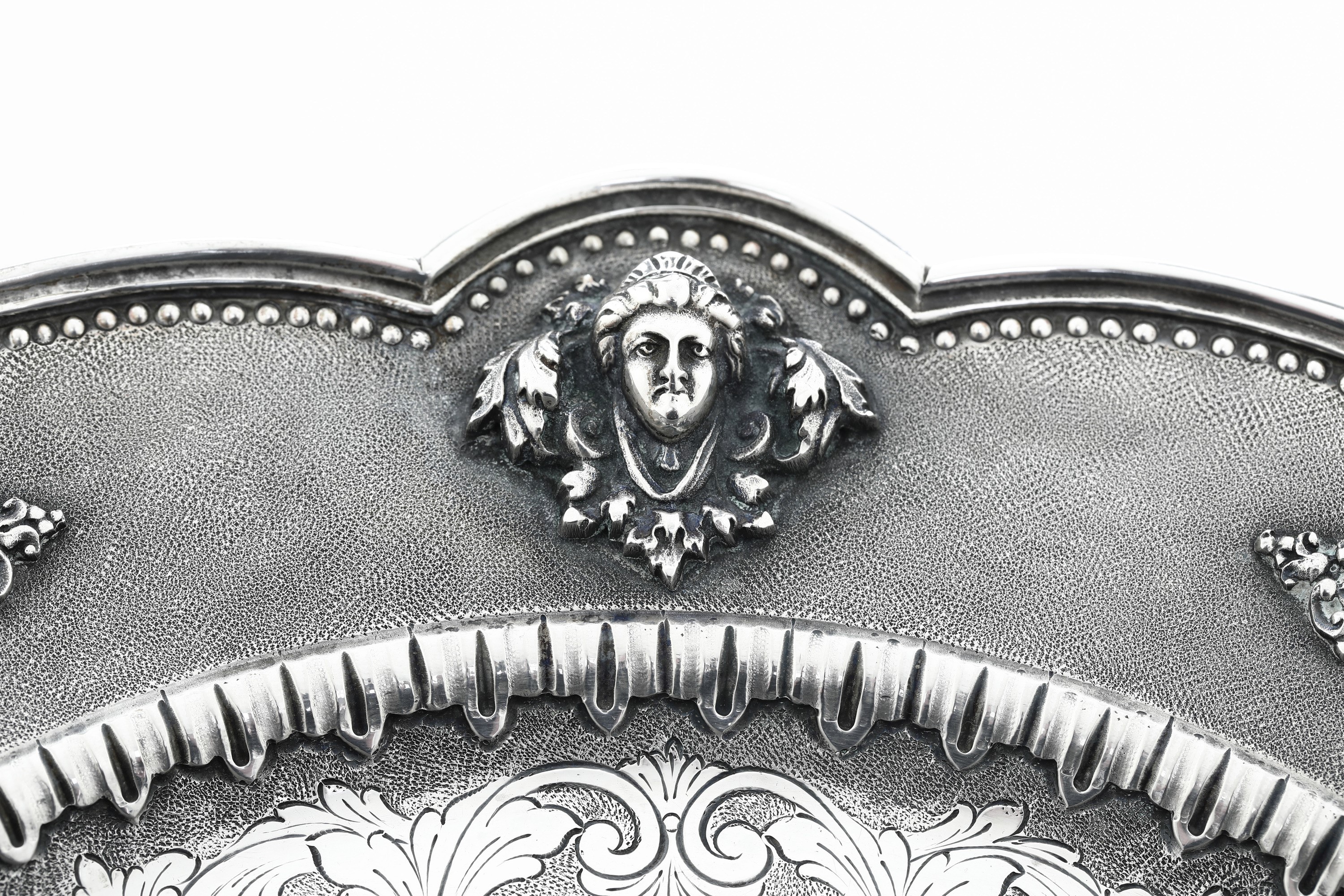 Luigi Forloni, Piatto in argento fuso e sagomato (argenteria milanese, prima metà XX secolo)