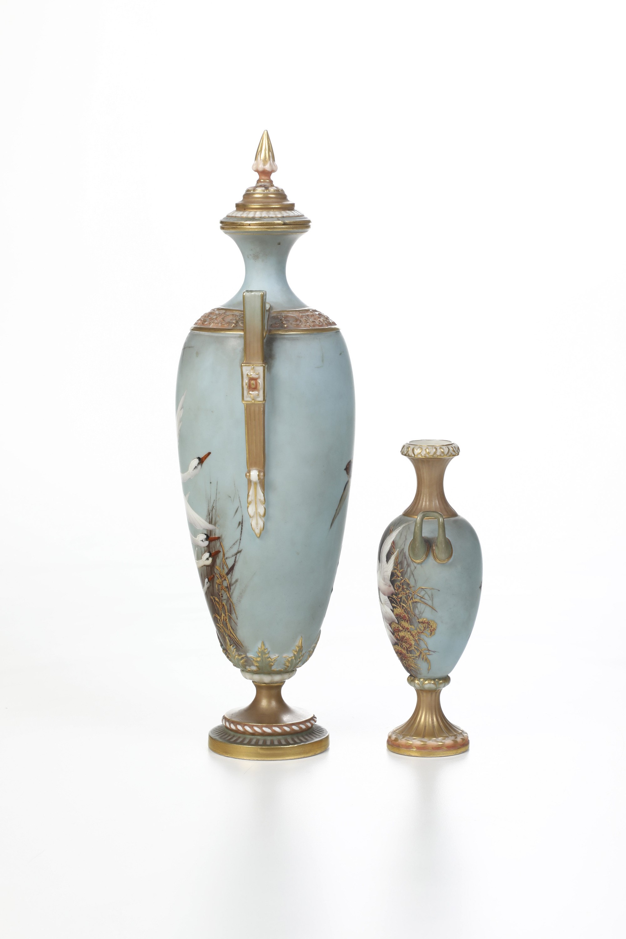 Due Vasiinghilterra, Manifattura Royal Worcester, 1903 Circadecorazione di Charles Baldwyn (1859-...