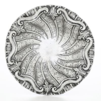 Piatto in argento fuso e sagomato, Argenteria italiana del XX secolo