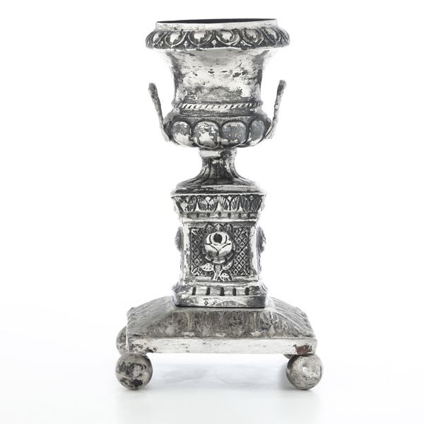 Vaso portapalme. Argenteria artistica del XX secolo. Nei modi dell'argenteria ottocentesca