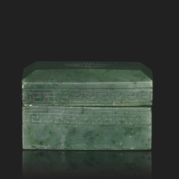Spinach green jade box with engraved decorations on the edges, China, Qing Dynasty, 19th century