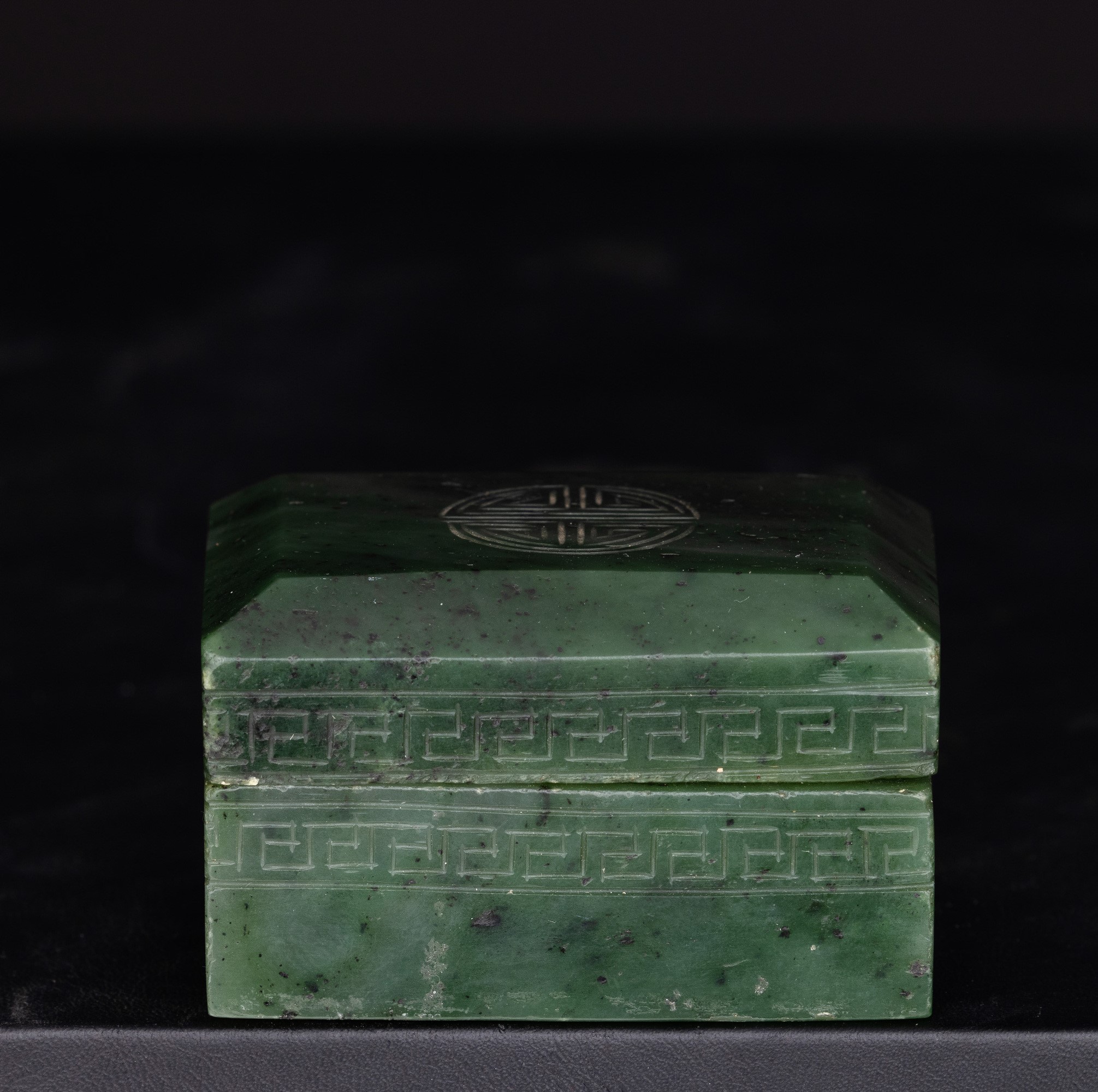 Scatola in Giada Verde Spinacio con Greca Incisa sui Bordi, Cina, Dinastia Qing, XIX Secolo