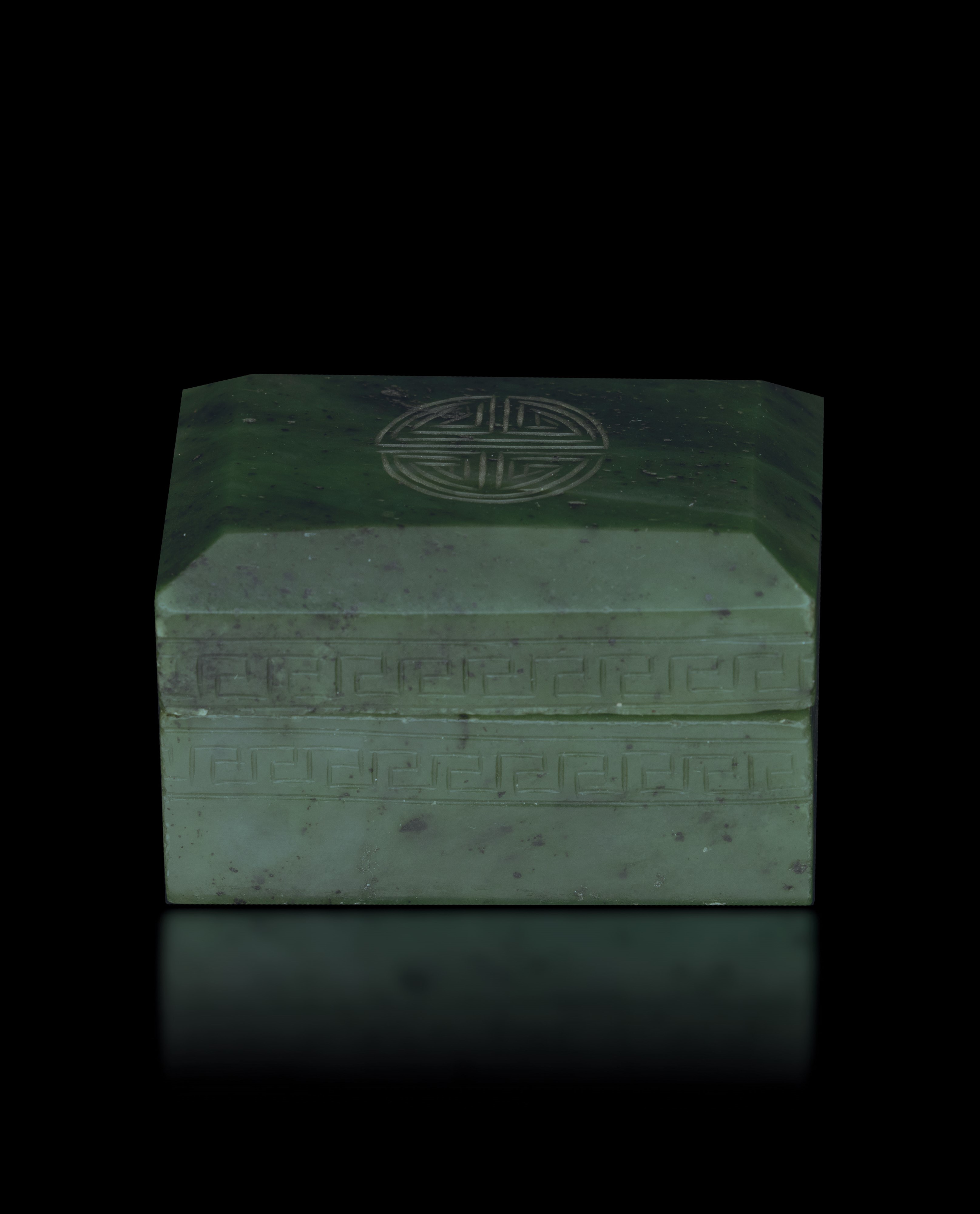 Scatola in Giada Verde Spinacio con Greca Incisa sui Bordi, Cina, Dinastia Qing, XIX Secolo