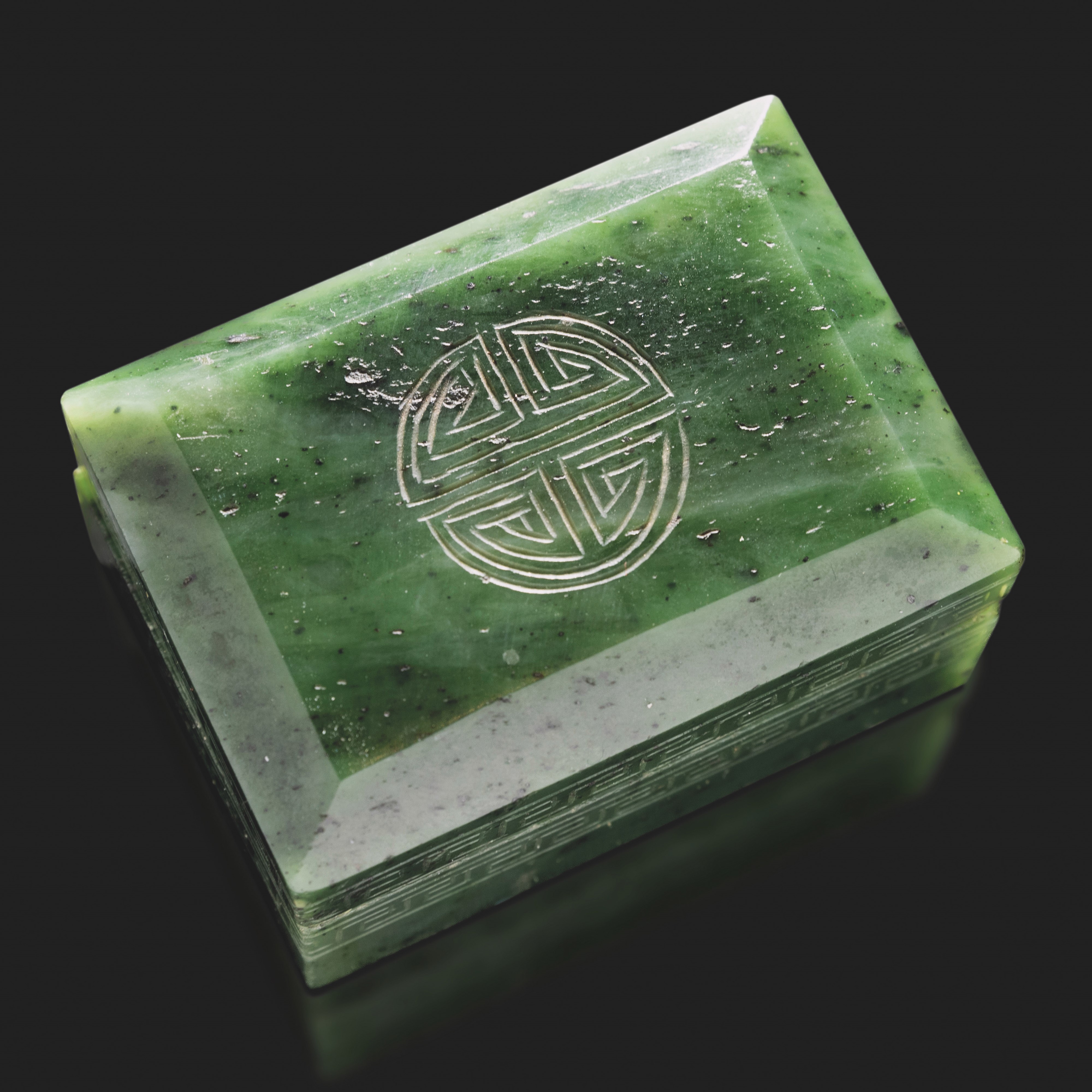 Scatola in Giada Verde Spinacio con Greca Incisa sui Bordi, Cina, Dinastia Qing, XIX Secolo