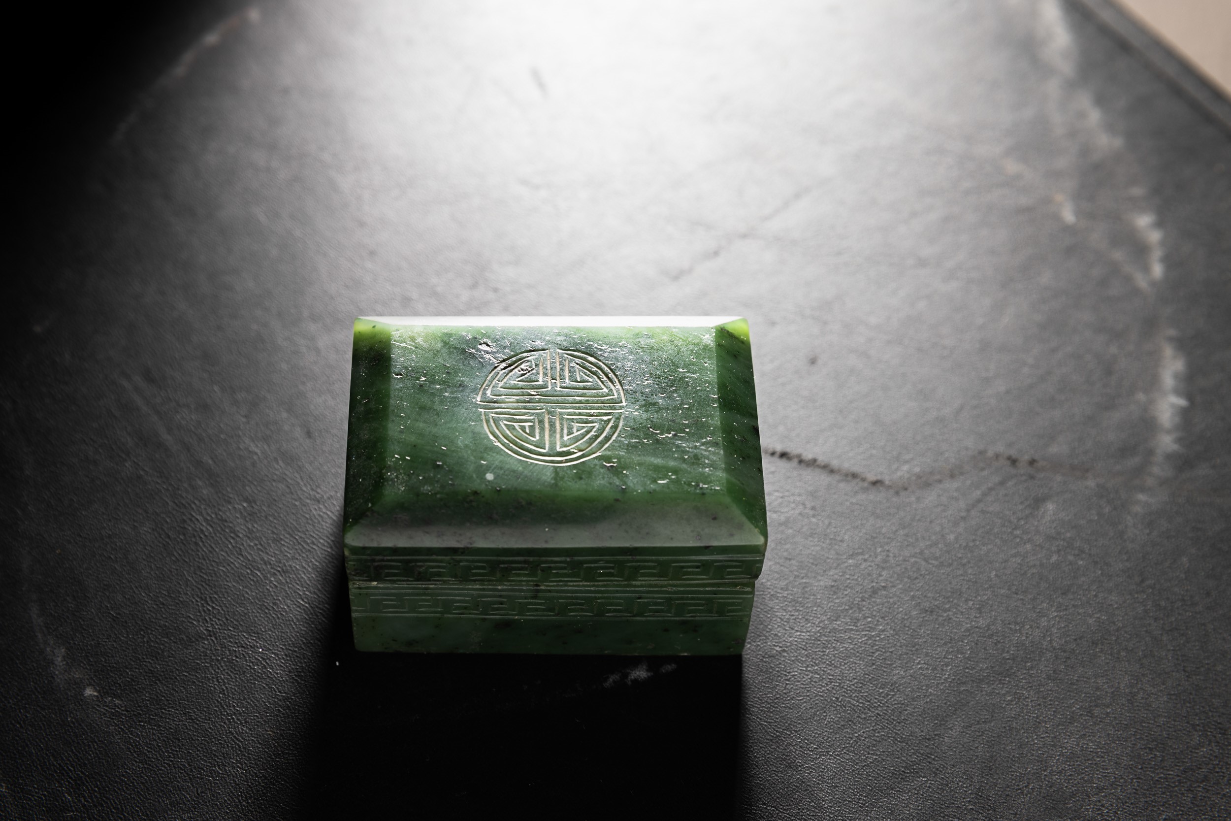 Scatola in Giada Verde Spinacio con Greca Incisa sui Bordi, Cina, Dinastia Qing, XIX Secolo