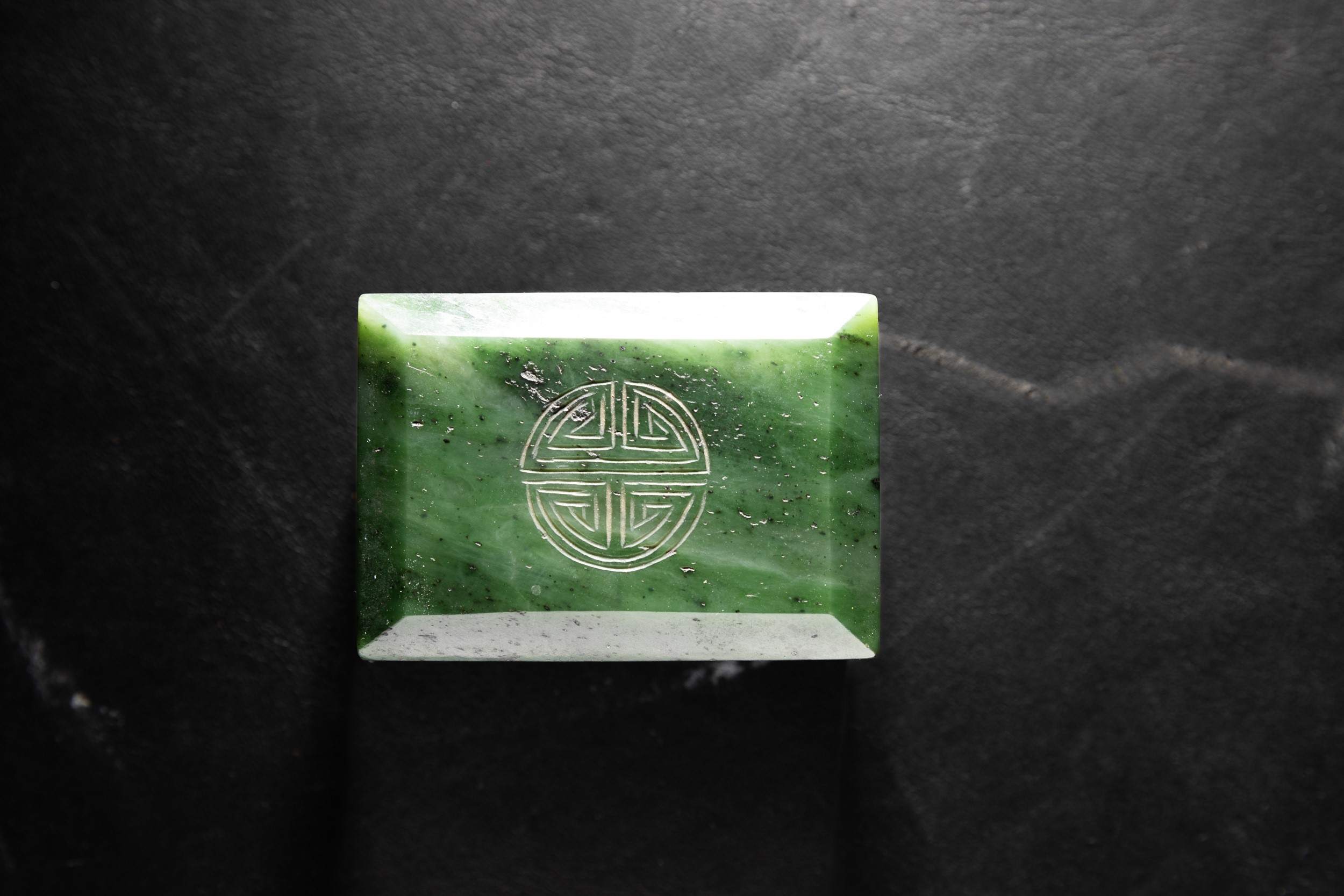 Scatola in Giada Verde Spinacio con Greca Incisa sui Bordi, Cina, Dinastia Qing, XIX Secolo