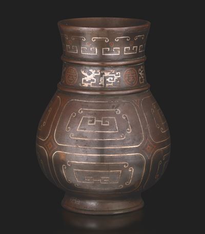 Vaso in Bronzo a Motivi Geometrici con Inserti in Rame ed Argento, Cina, Dinastia Qing, Epoca Qia...