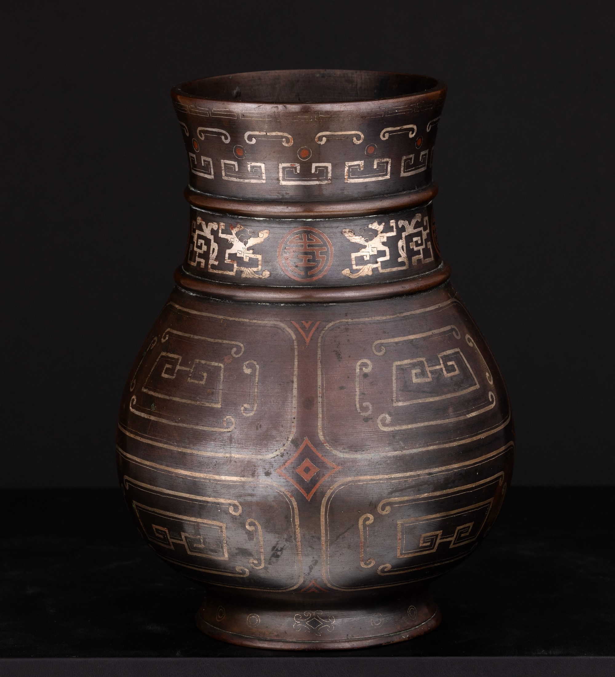 Vaso in Bronzo a Motivi Geometrici con Inserti in Rame ed Argento, Cina, Dinastia Qing, Epoca Qia...