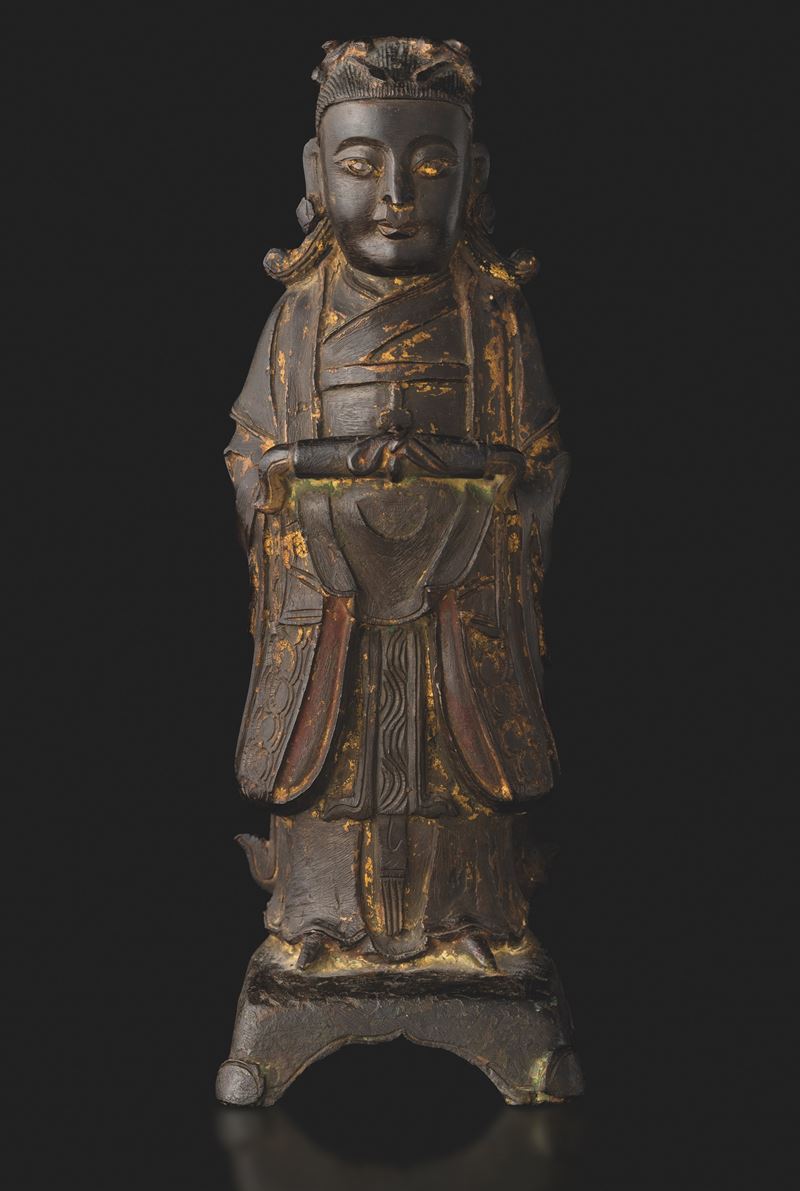 Figura di dignitario in bronzo, Cina, Dinastia Ming, XVII secolo  - Asta Fine Asian Works of Art - I - Cambi Casa d'Aste