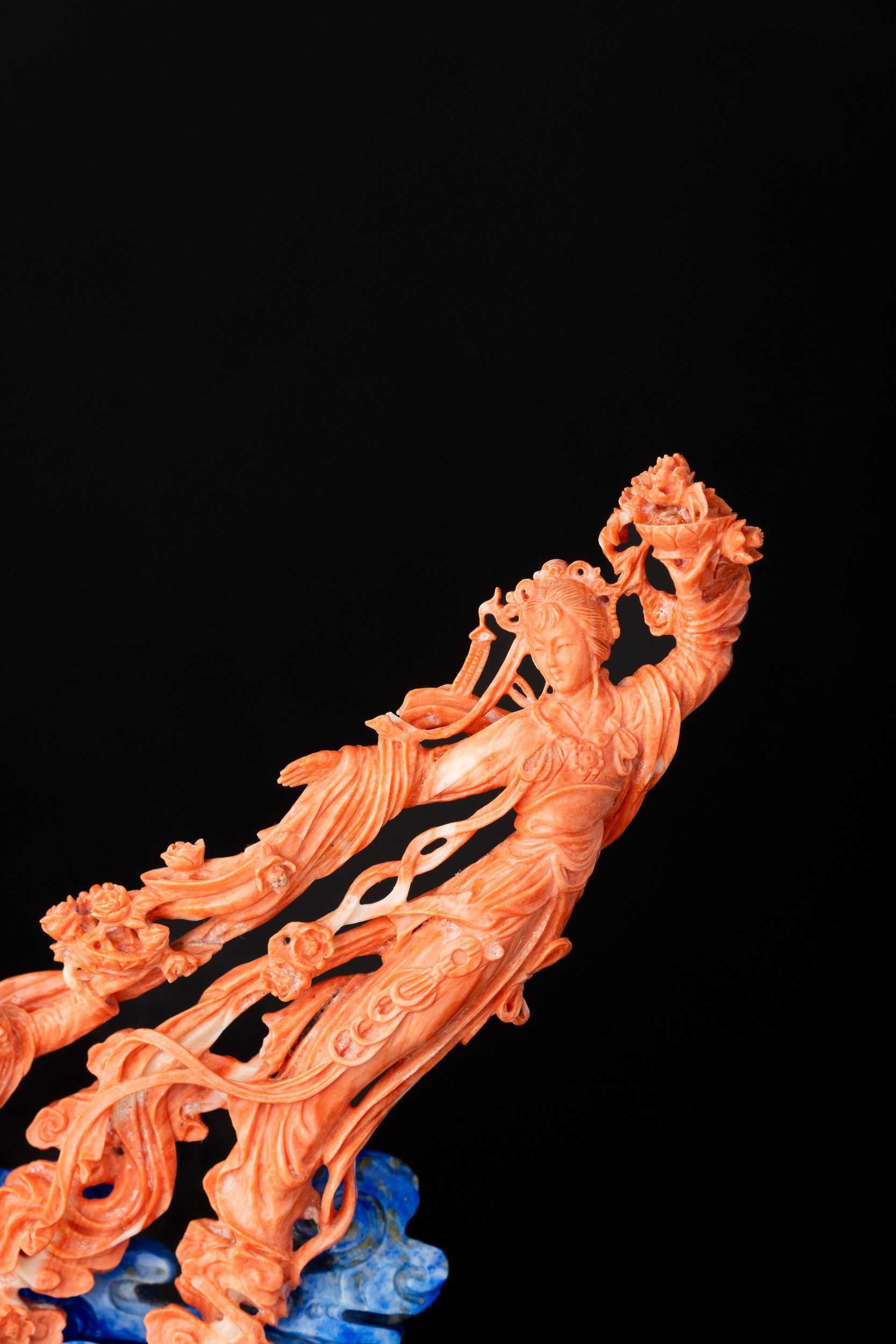 Figura in Lapis e Corallo Rosso Maculato Raffigurante Fanciulle, 86 Gr, Cina, Dinastia Qing, XIX ...
