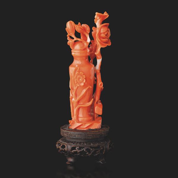 Carved coral snuff bottle, China, Qing Dynasty, early 20th century