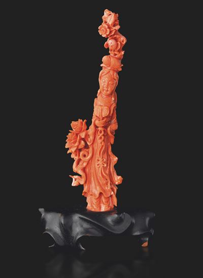 Figura di Fanciulla Scolpita in Corallo Rosso, 200 Gr, Cina, Dinastia Qing, XIX Secolo