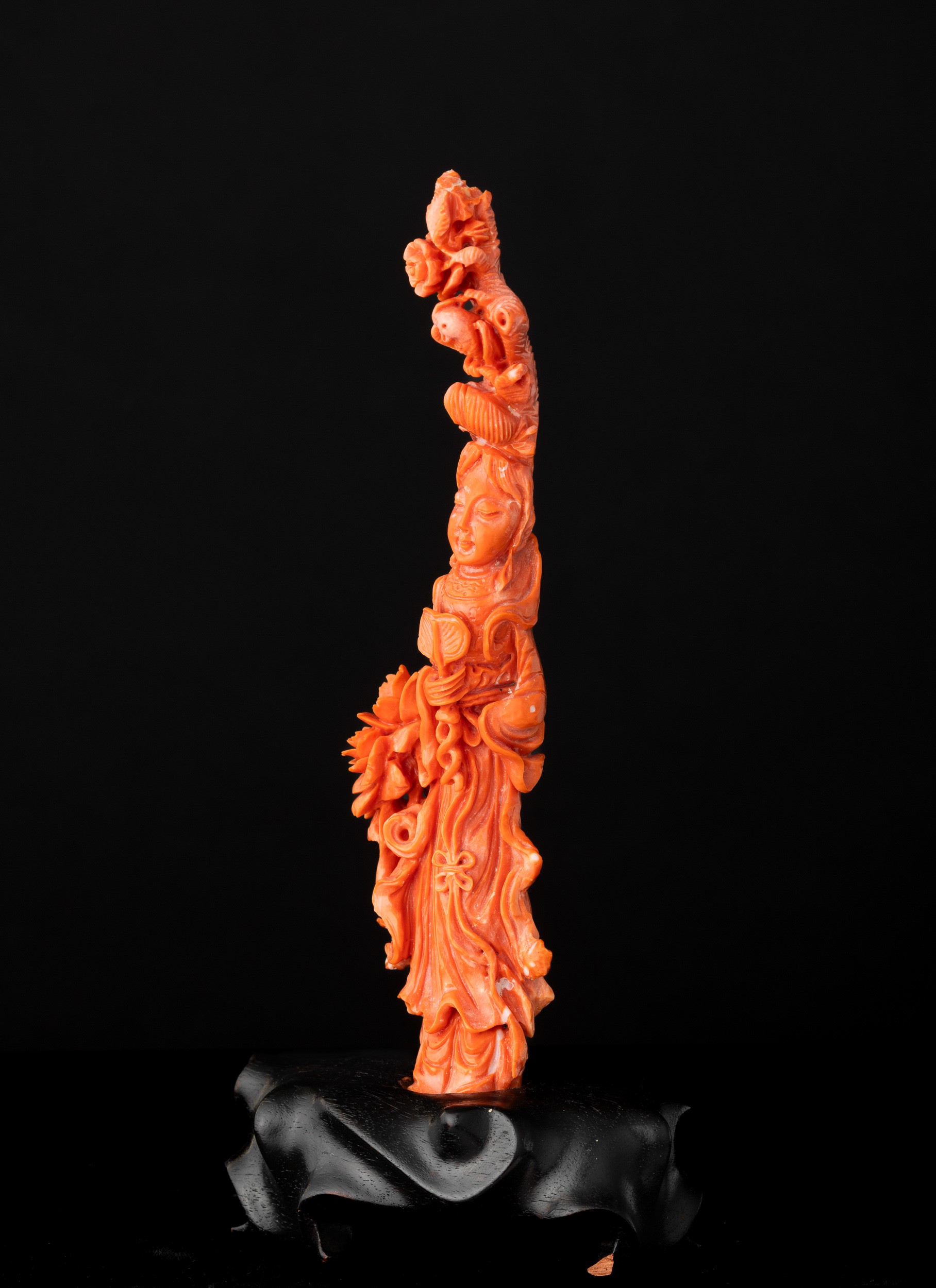 Figura di Fanciulla Scolpita in Corallo Rosso, 200 Gr, Cina, Dinastia Qing, XIX Secolo