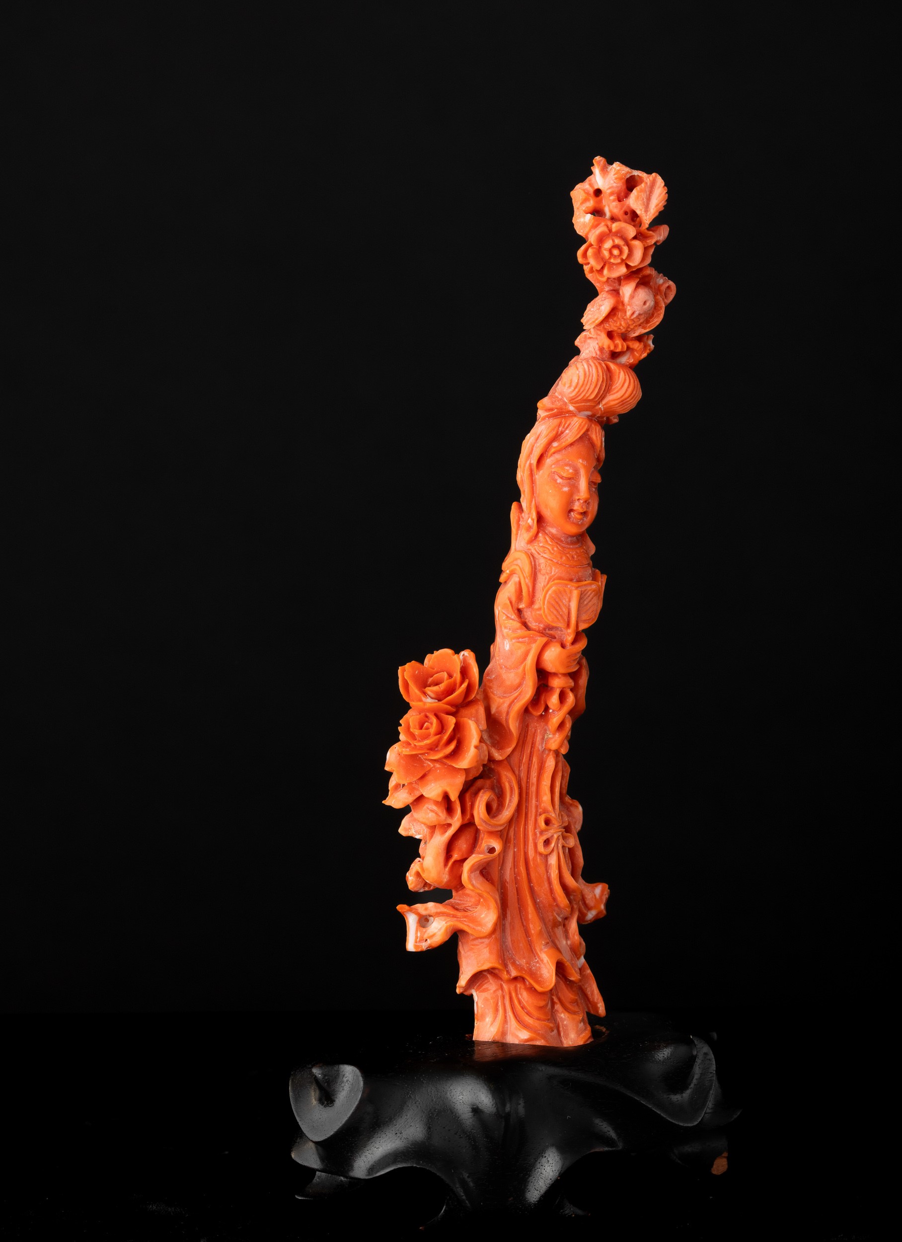 Figura di Fanciulla Scolpita in Corallo Rosso, 200 Gr, Cina, Dinastia Qing, XIX Secolo