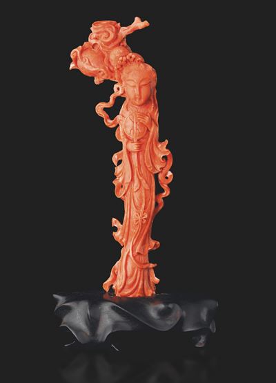 Figura di Fanciulla Scolpita in Corallo Rosso, 270 Gr, Cina, Dinastia Qing, XIX Secolo