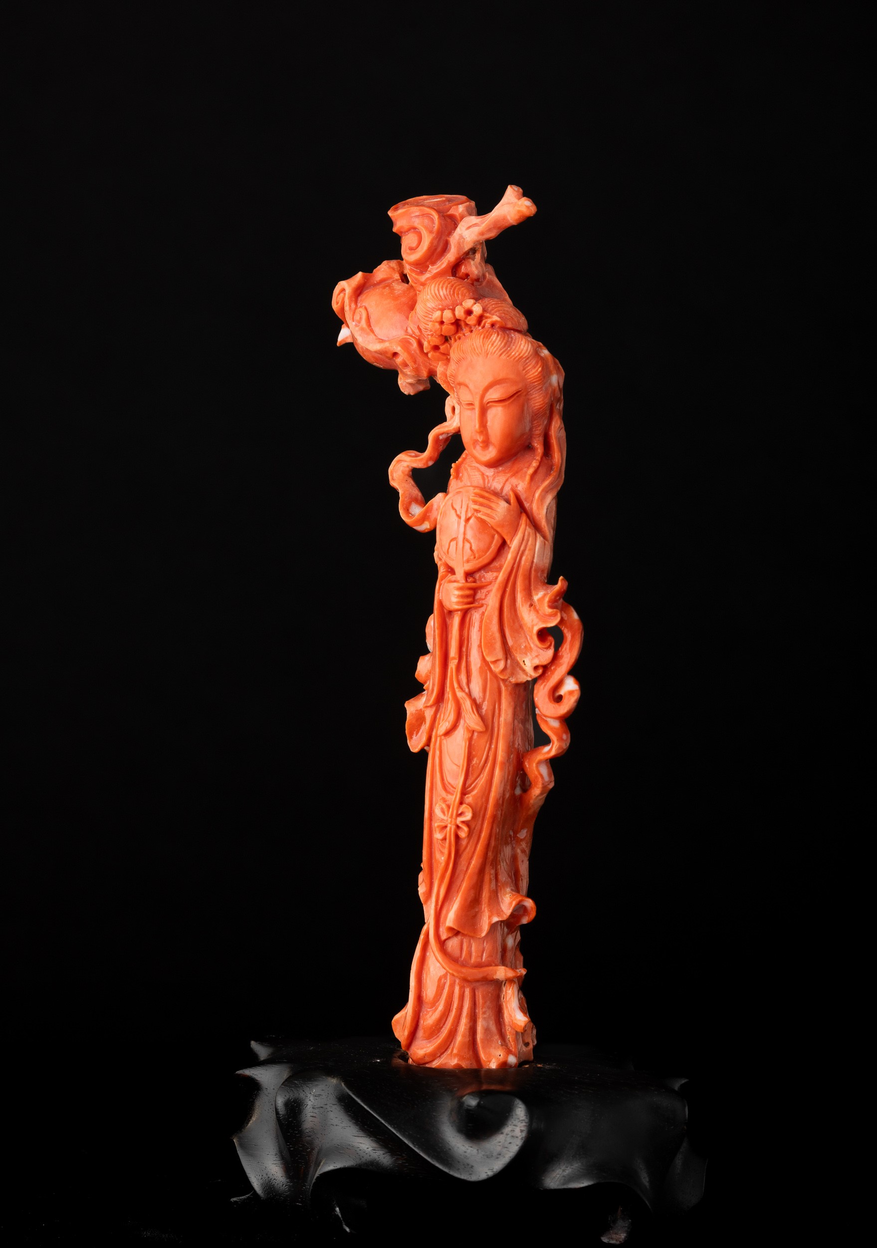 Figura di Fanciulla Scolpita in Corallo Rosso, 270 Gr, Cina, Dinastia Qing, XIX Secolo