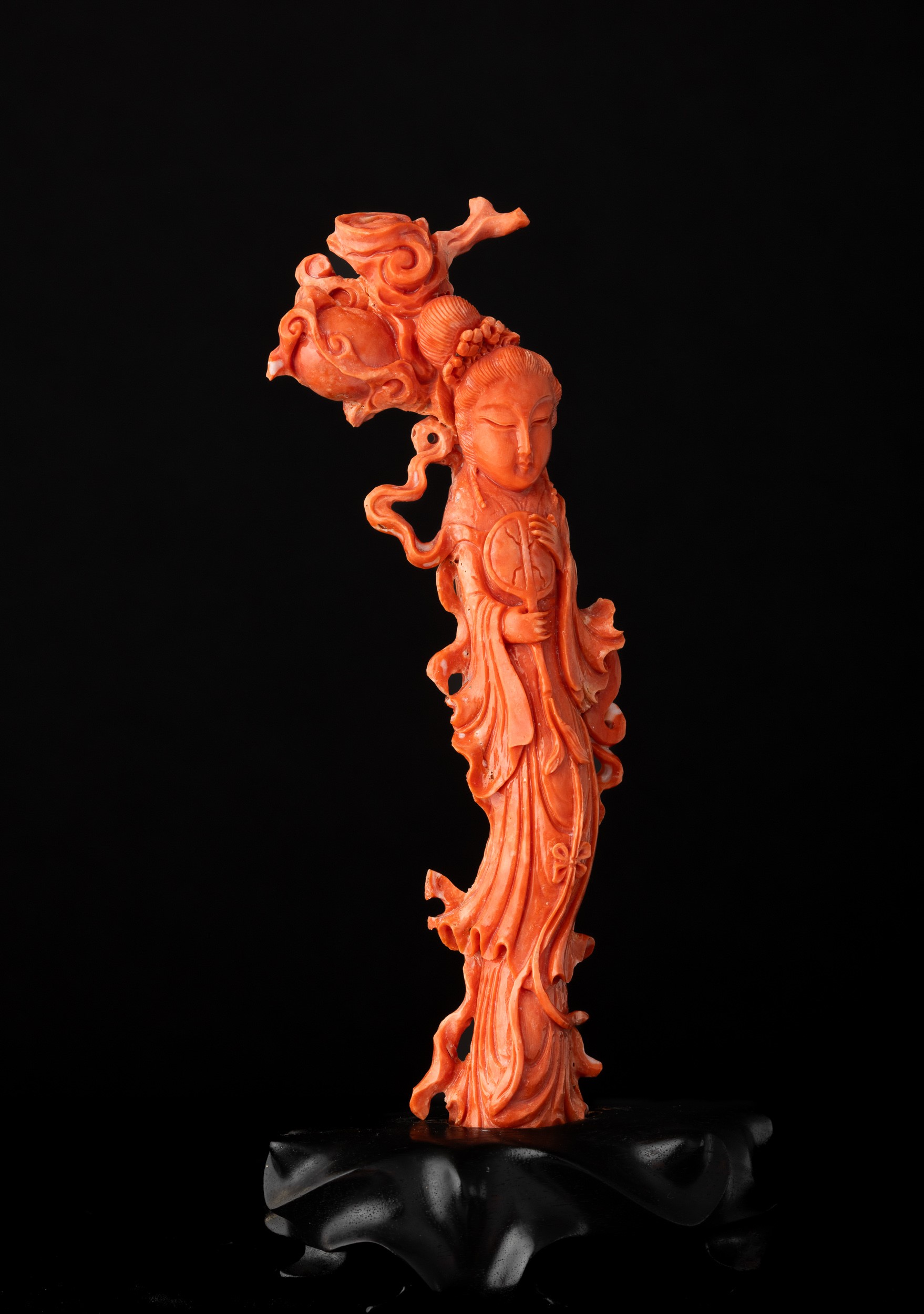 Figura di Fanciulla Scolpita in Corallo Rosso, 270 Gr, Cina, Dinastia Qing, XIX Secolo