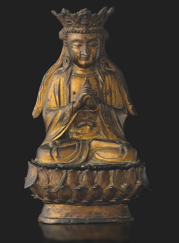 Figura di Quanin incoronata in bronzo seduto su fiore di loto, Cina, Dinastia Ming, XVII secolo
