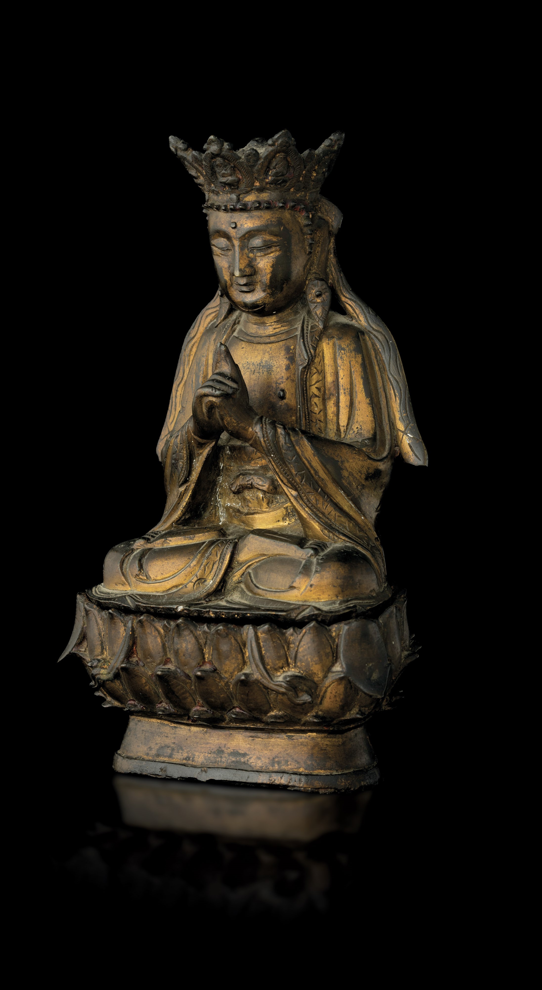 Figura di Quanin Incoronata in Bronzo Seduto su Fiore di Loto, Cina, Dinastia Ming, XVII Secolo