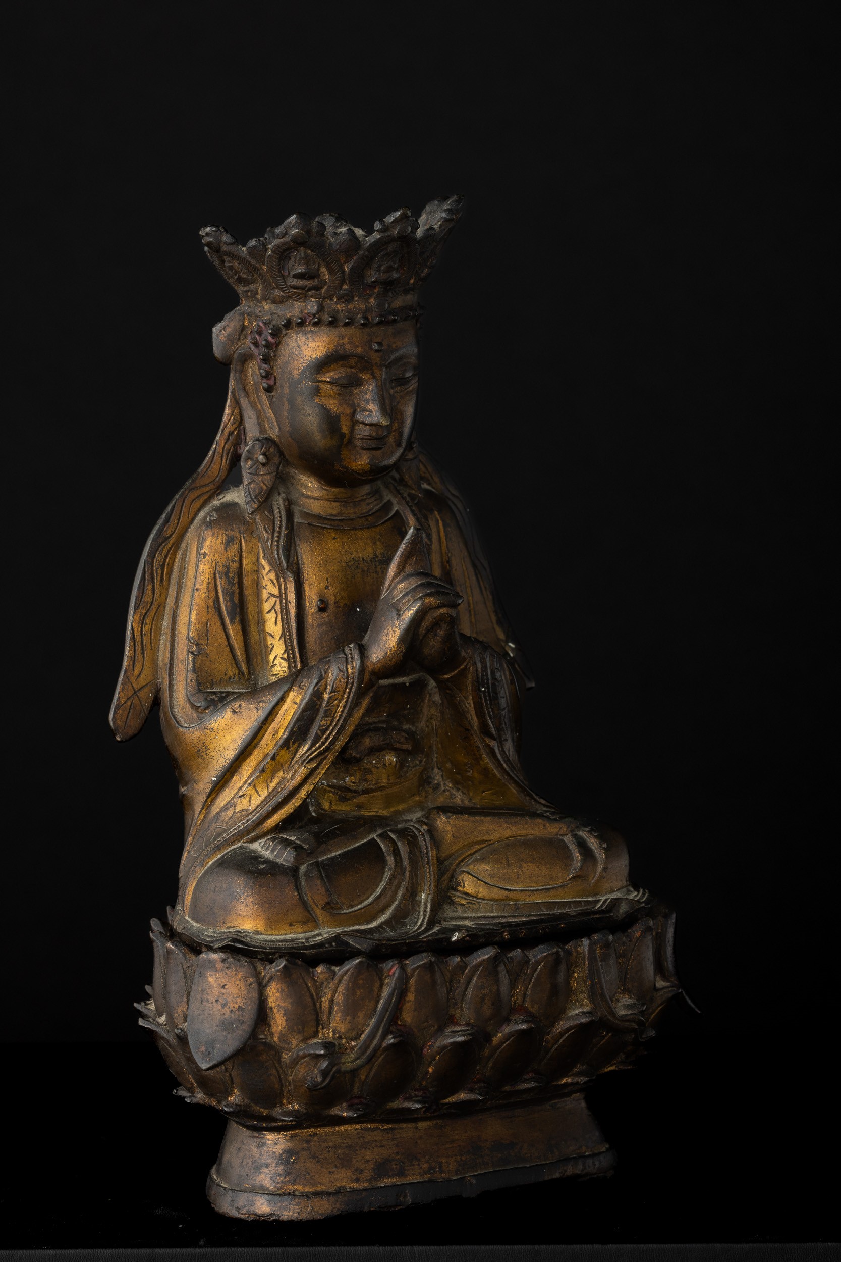 Figura di Quanin Incoronata in Bronzo Seduto su Fiore di Loto, Cina, Dinastia Ming, XVII Secolo