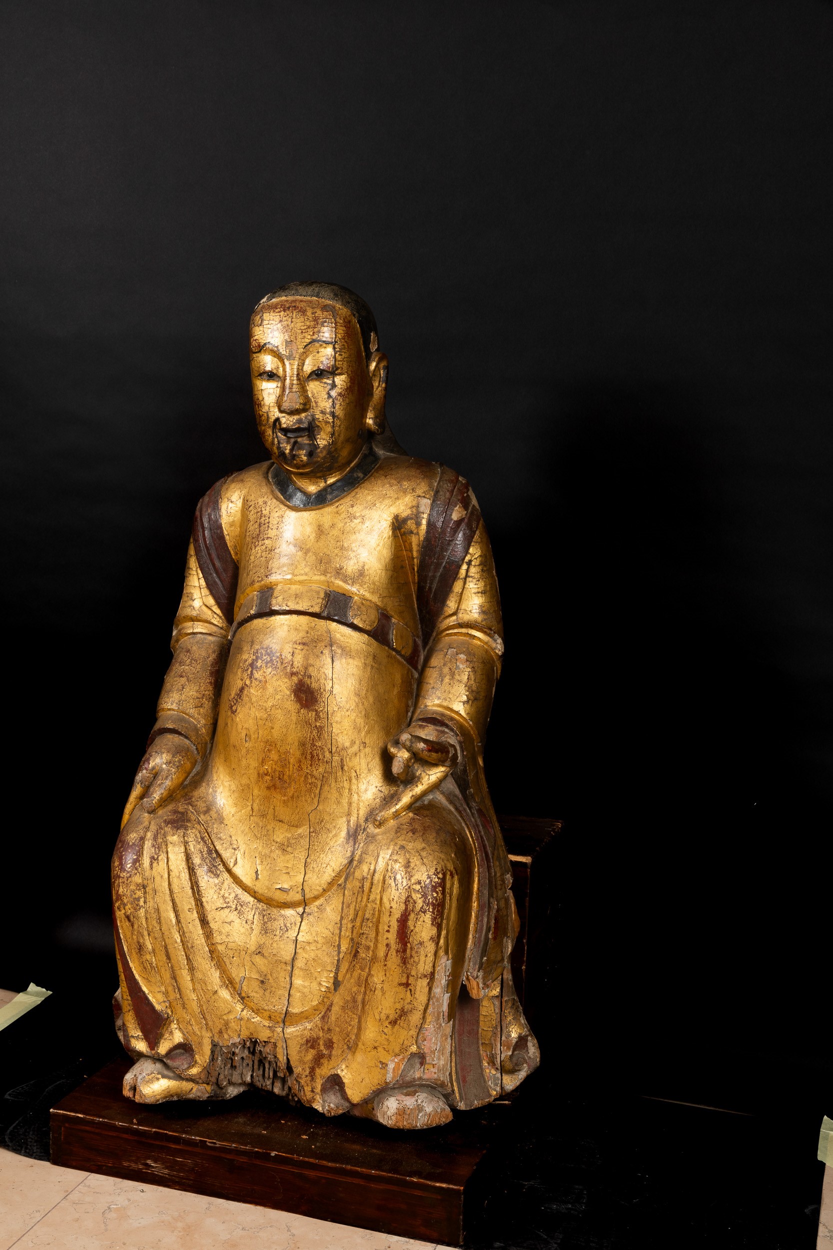 Importante e Grande Figura di Dignitario in Legno Dorato, Cina, Dinastia Qing, Epoca Kangxi (1662...