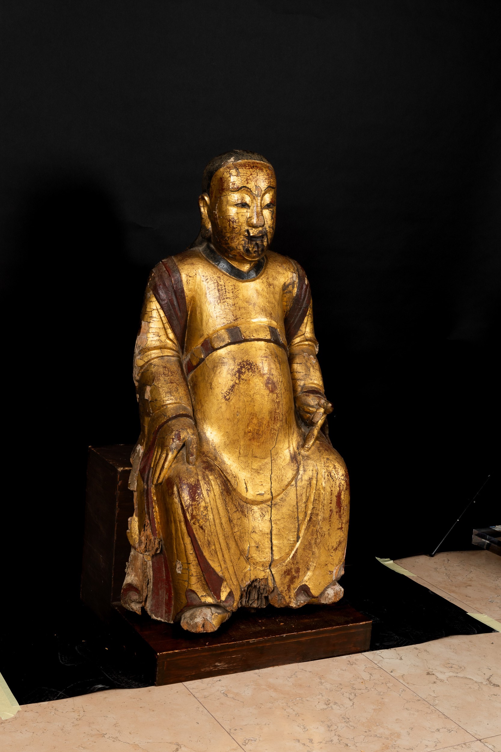 Importante e Grande Figura di Dignitario in Legno Dorato, Cina, Dinastia Qing, Epoca Kangxi (1662...