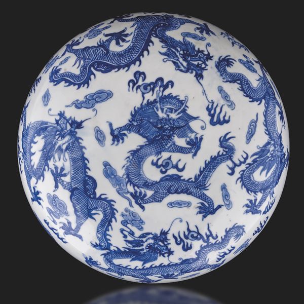 Scatola in porcellana rotonda bianca e blu e coperchio decorato con dragoni, Cina, Dinastia Qing, marca Guangxu (1875-1908)