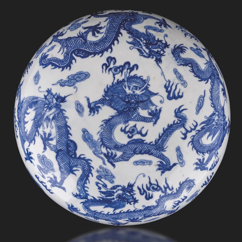 Scatola in porcellana rotonda bianca e blu e coperchio decorato con dragoni, Cina, Dinastia Qing, marca Guangxu (1875-1908)  - Asta Arte Orientale - II - Cambi Casa d'Aste