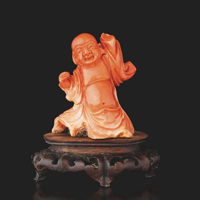 Figura di Budai in Corallo Rosso, 116 Gr con Base, Cina, Inizio XX Secolo