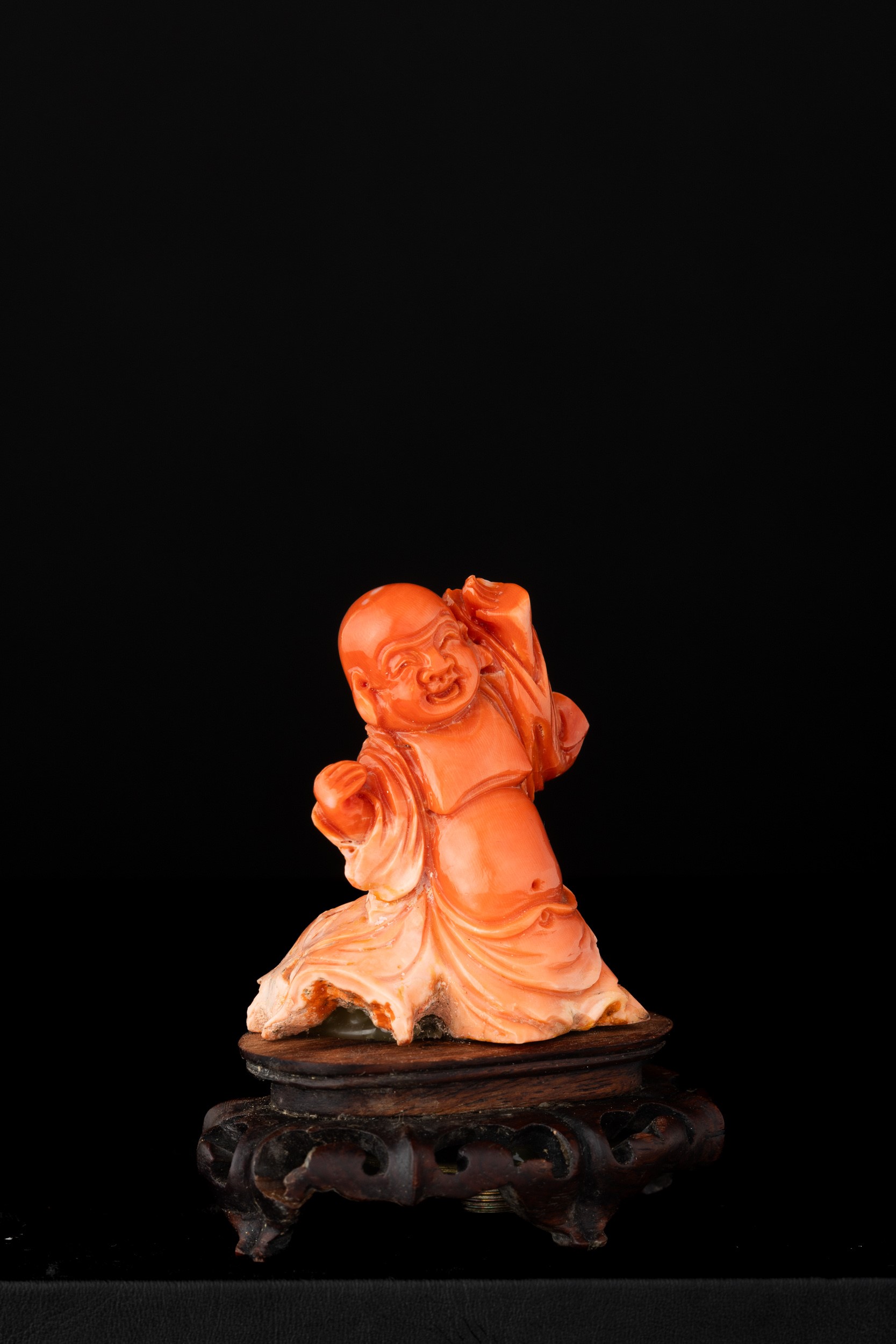 Figura di Budai in Corallo Rosso, 116 Gr con Base, Cina, Inizio XX Secolo
