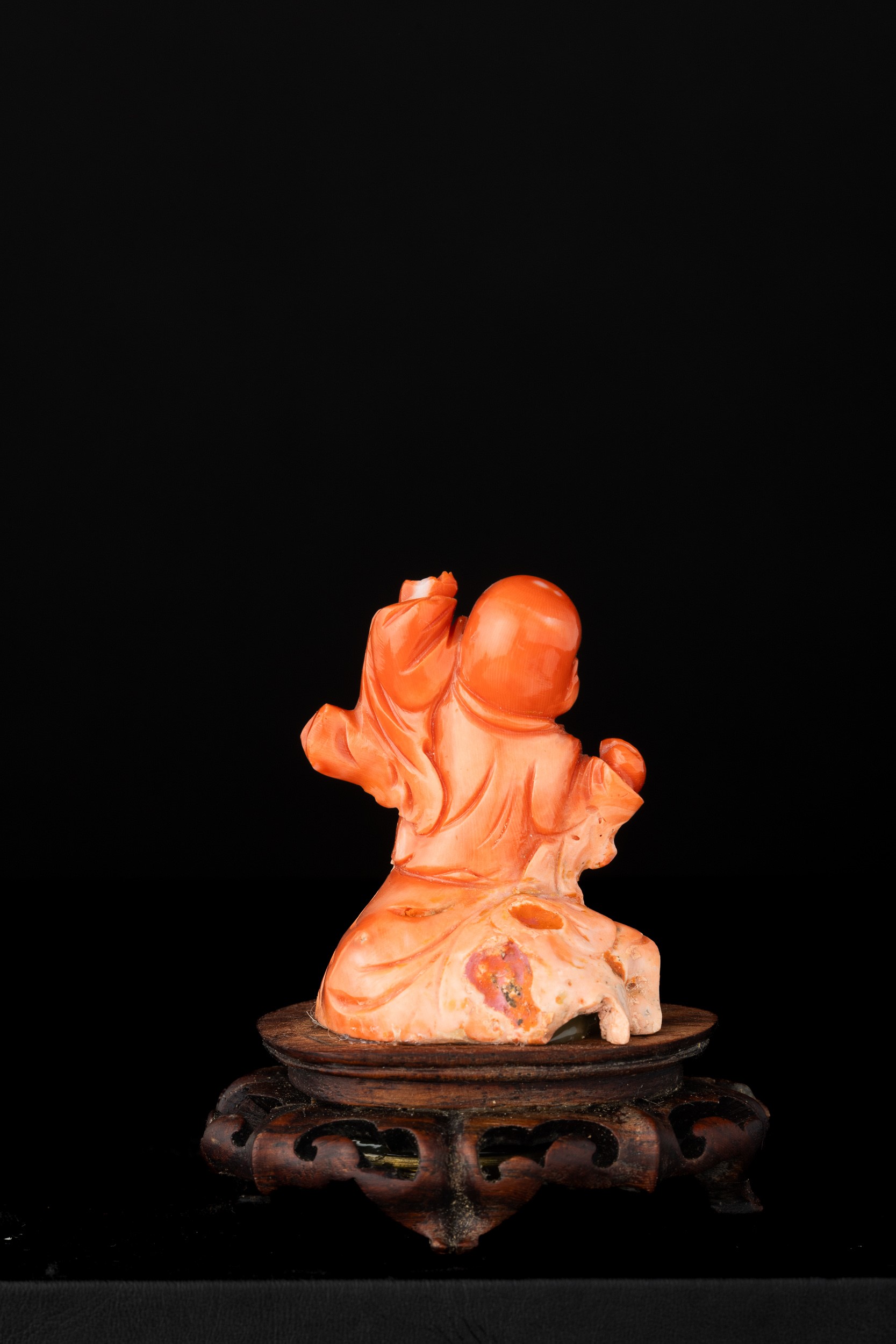 Figura di Budai in Corallo Rosso, 116 Gr con Base, Cina, Inizio XX Secolo