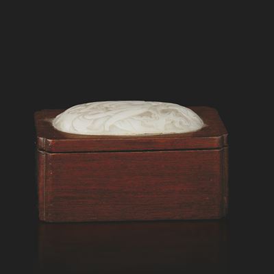 Scatola in Legno Homu con Coperchio con Placca in Giada Bianca con Decoro Naturalistico, Cina, Di...