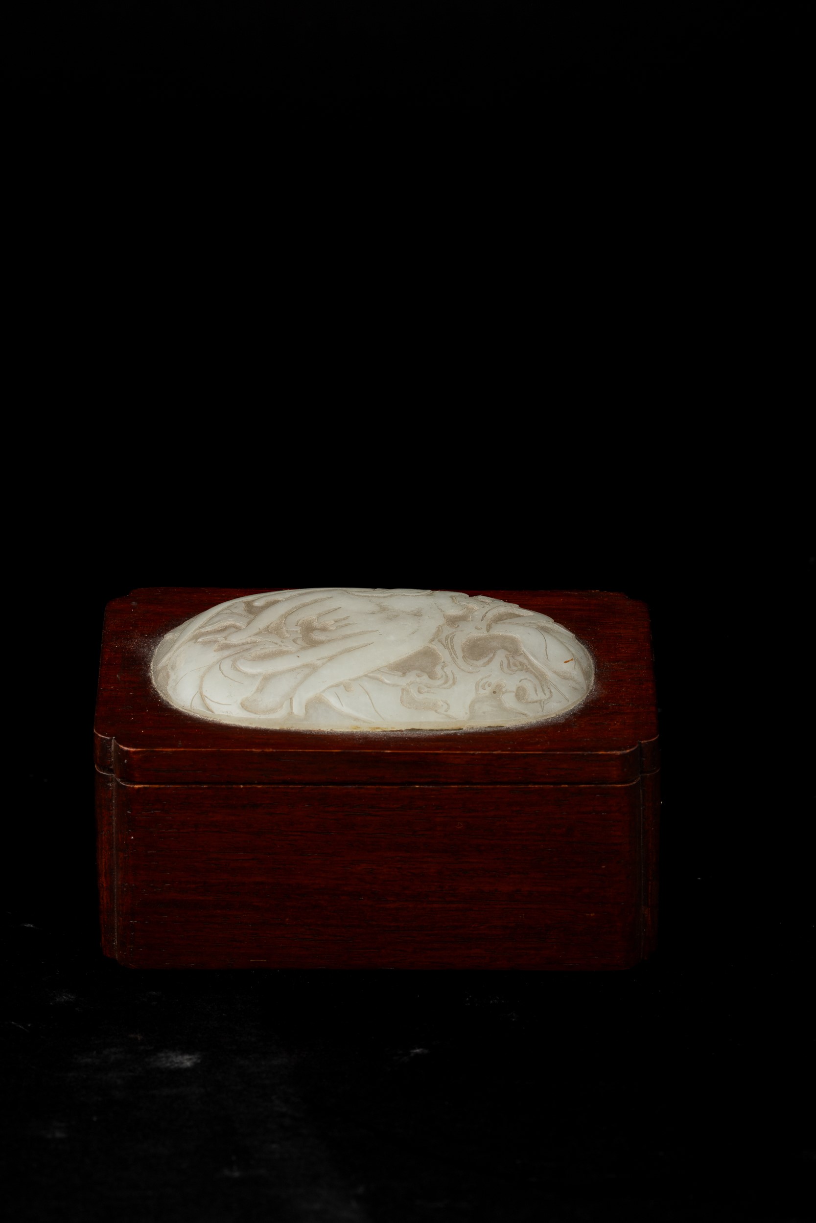 Scatola in Legno Homu con Coperchio con Placca in Giada Bianca con Decoro Naturalistico, Cina, Di...