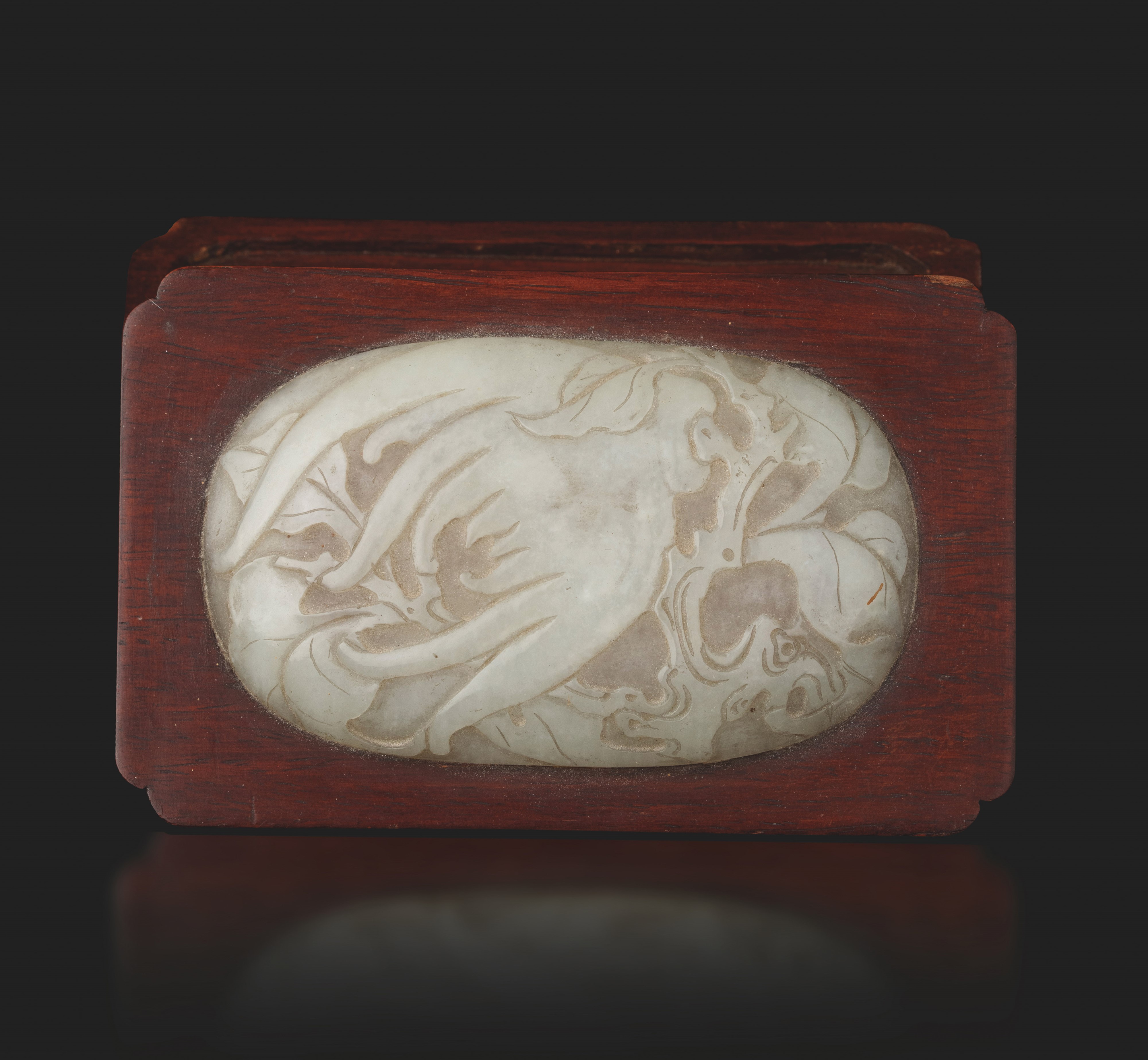Scatola in Legno Homu con Coperchio con Placca in Giada Bianca con Decoro Naturalistico, Cina, Di...