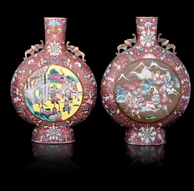 Coppia di Moon Flask in Porcellana Famiglia Rosa con Guerrieri e Fiori, Anse Sagomate Raffigurant...